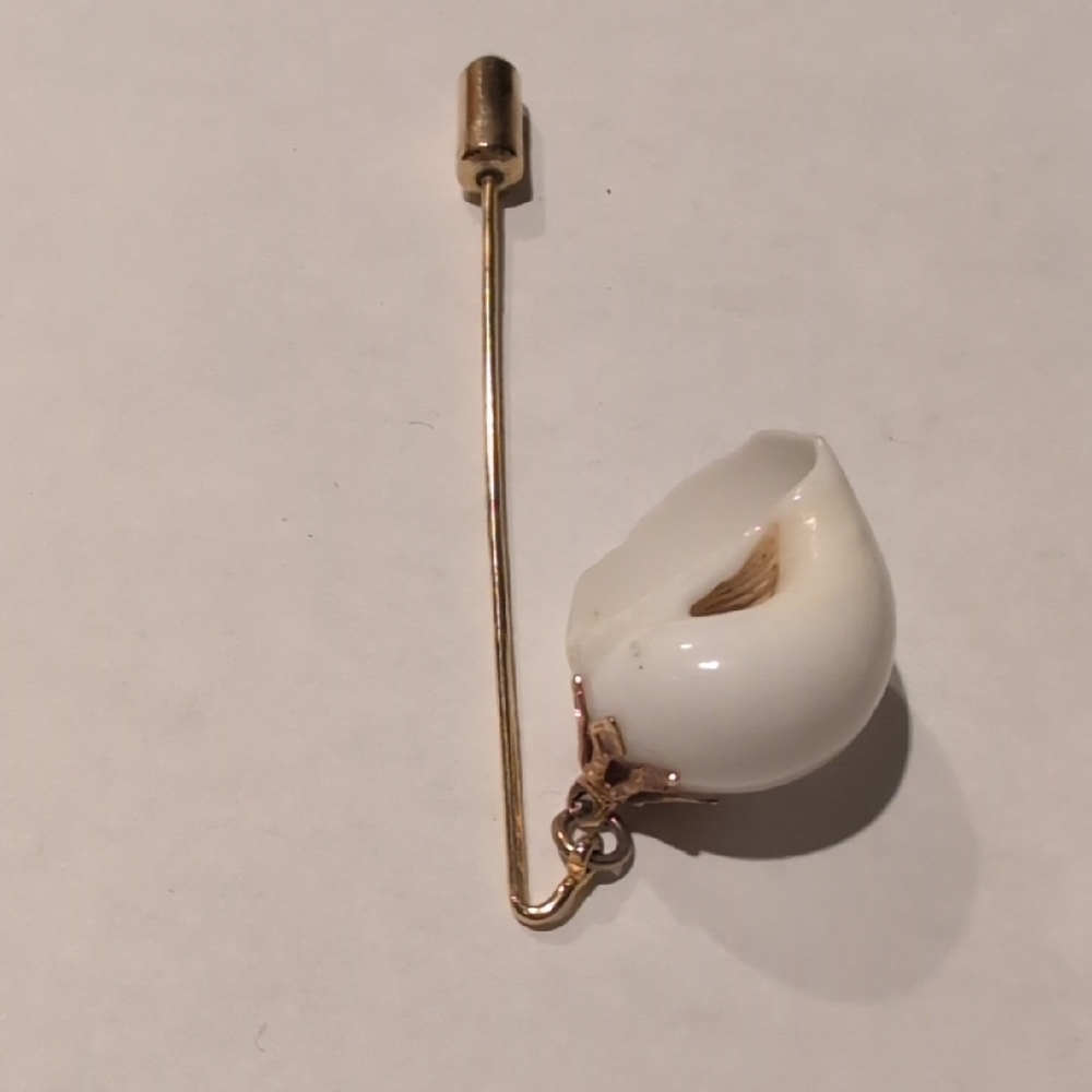 Elegant Gold and White Seashell Women's Jewelry Stick Pin - Picture 1 of 4
